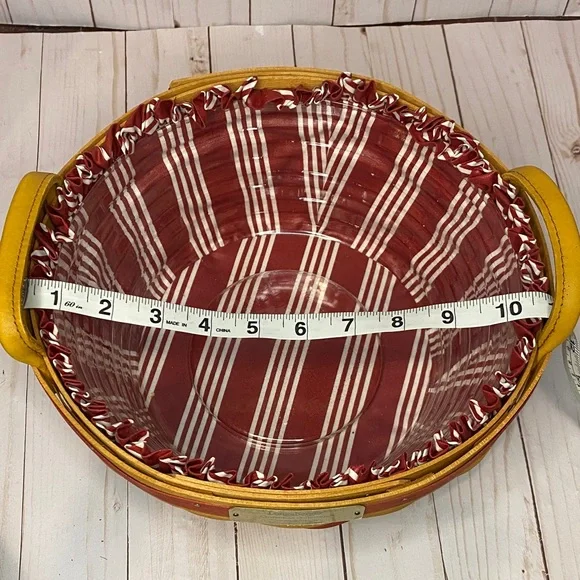 Longaberger 1999 Christmas Popcorn Basket with red and white lining and insert - Picture 4 of 5